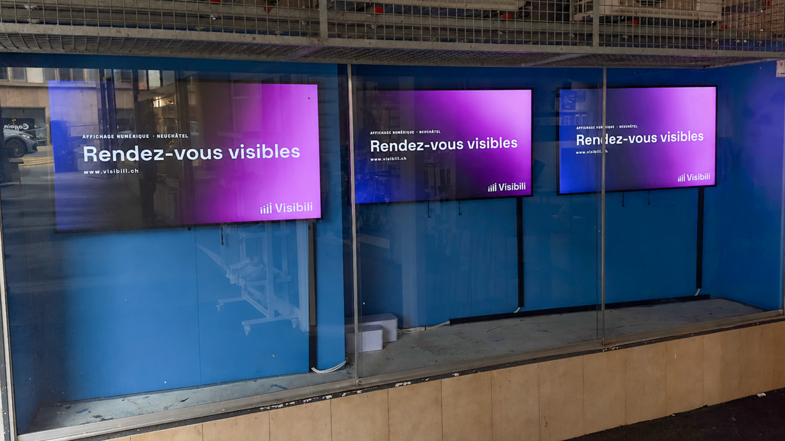 3 écrans 55 pouces affichant la publicité de visibili