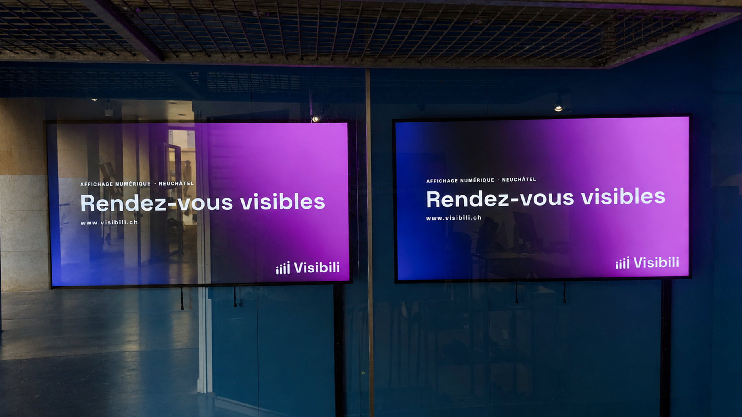 2 écrans 55 pouces affichant la publicité de visibili